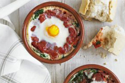 Baked eggs with spinach & tomato